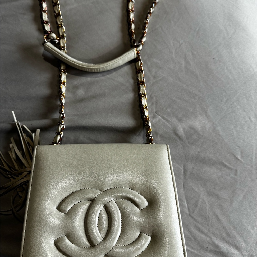 Chanel Cream Leather Shoulder Bag. Measures 8X7X3. Strap drop 22inches